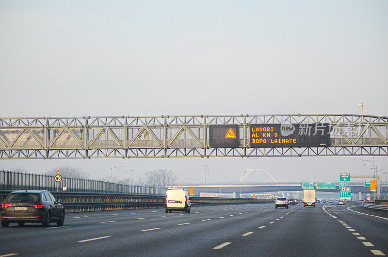 米兰，意大利- 2021年12月26日，米兰附近高速公路上的交通状况